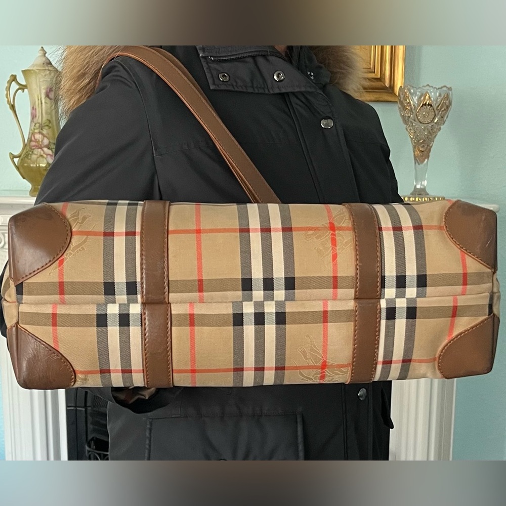 Burberry Tote Nova Check Pattern. Good used vintage condition.Great deal. - Picture 3 of 14